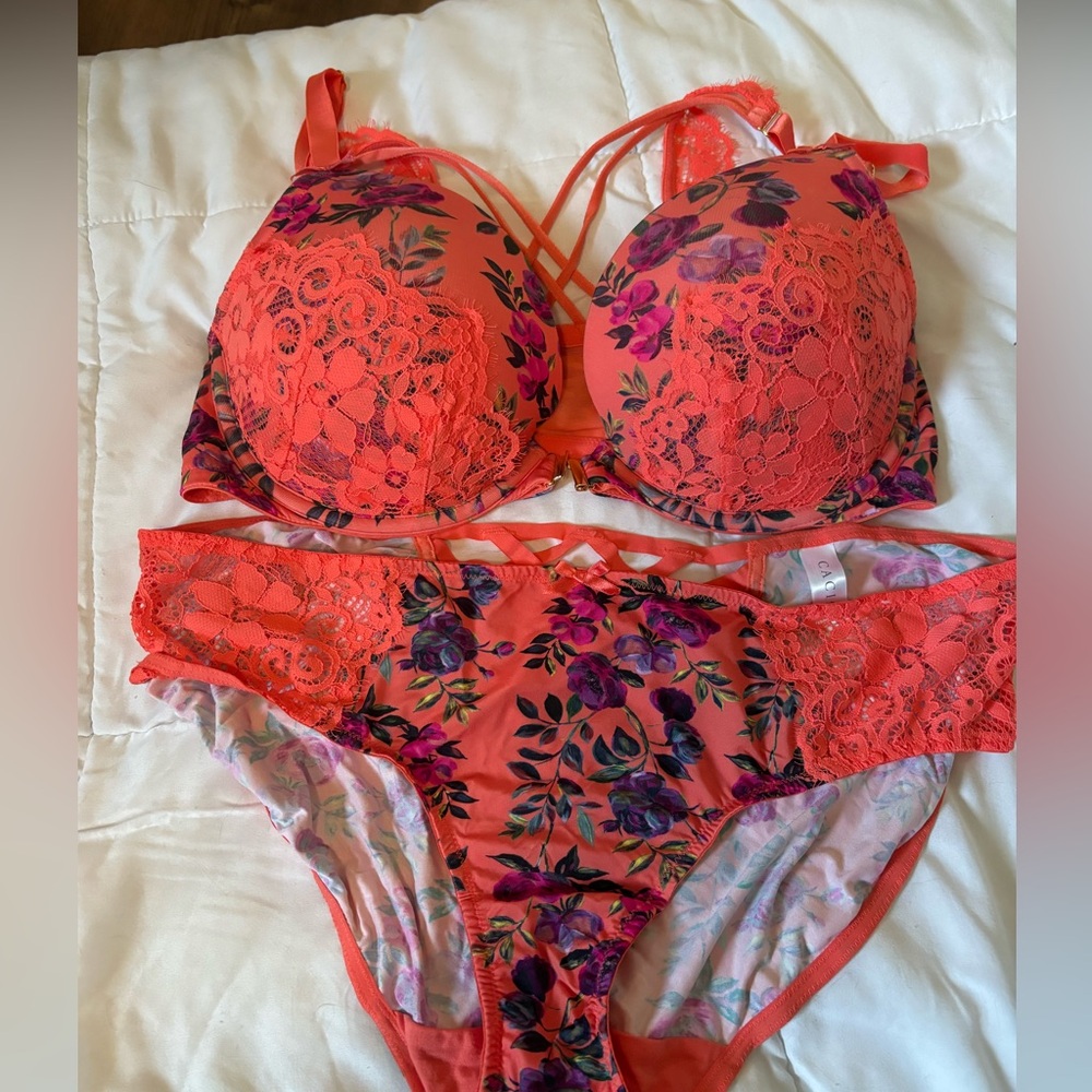Peach bra and panty set. Barely worn!
